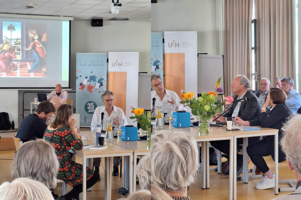 Aan de ronde tafel links Anke Snoek en Ernst van den Hemel, rechts Joke van Saane en Theo de Wit. Achter de tafel Henk Manschot en Laurens ten Kate